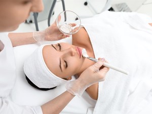 7 beneficios de la hidratación facial profesional frente a las cremas de casa